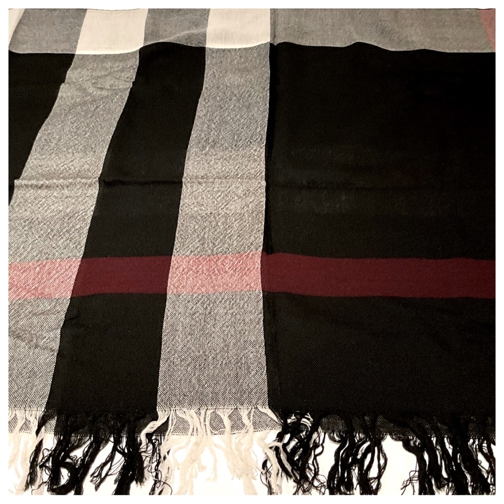 BURBERRY LONDON HOUSR CHECK WRAP / SCARF. - Picture 8 of 16
